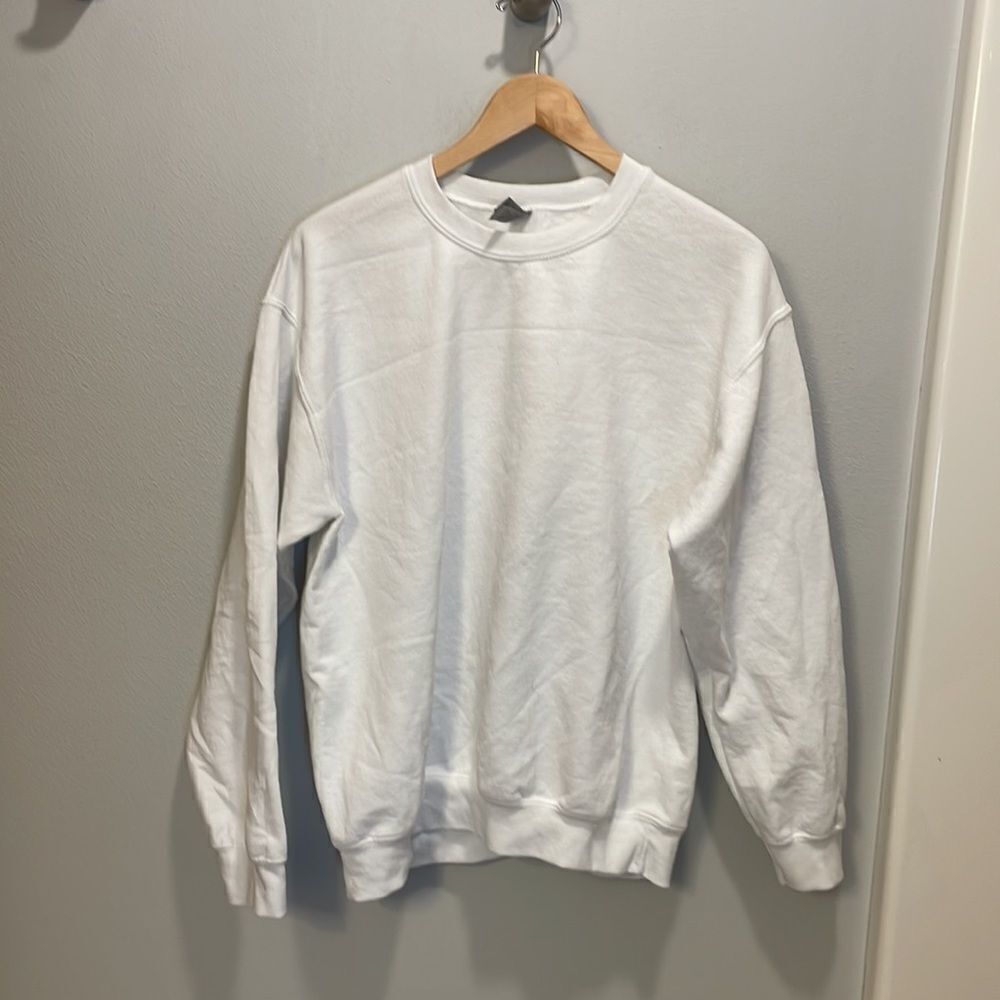 NWOT Gildan woman’s white sweatshirt - Picture 2 of 9